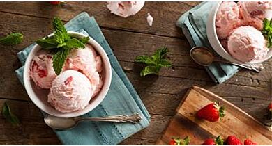 Make Chocolate Strawberry Ice Cream with the Zanduco Brushless Blender