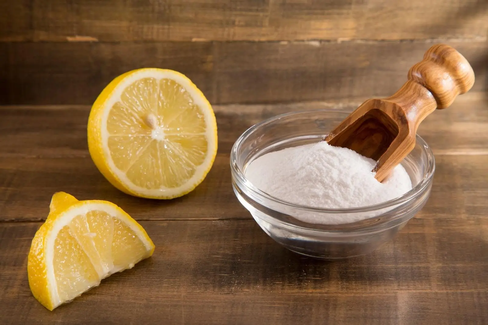 Salt and lemon for cleaning a baking sheet