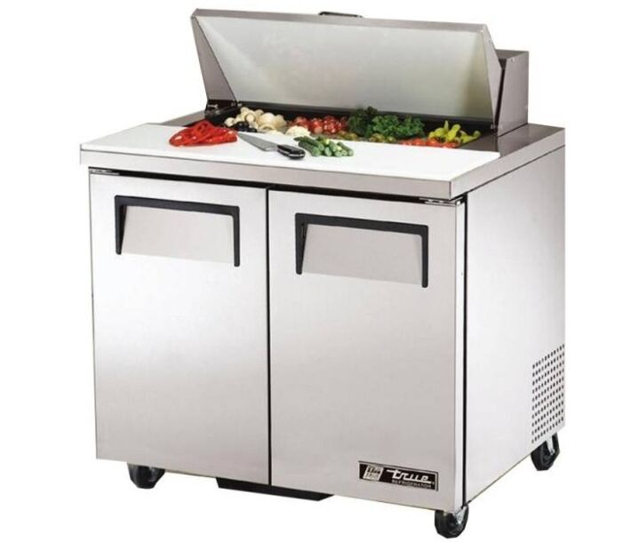 True TSSU-36-08-HC 36" 2-Door Refrigerated Salad/Sandwich Prep Table - 115V - USA